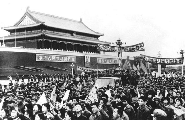 他两次当选为全国人大常委，1982年被开除党籍，1983年被判刑