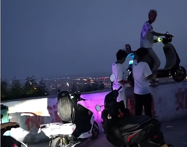 河南辉县交警回应鬼火少年道沿飙车
