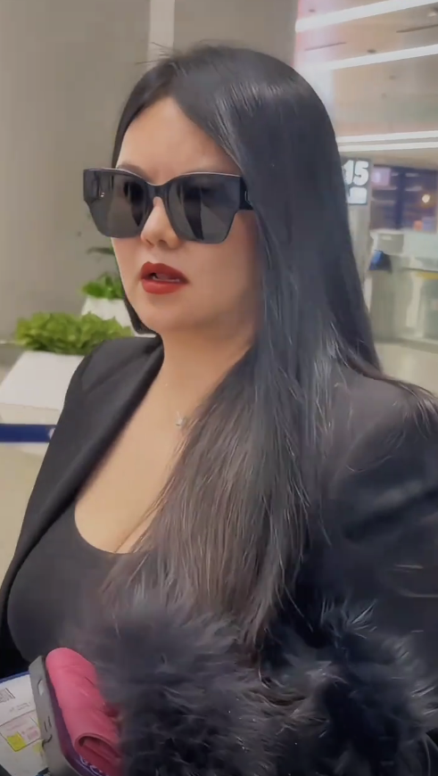 演都不演了！李湘回娘家晒照片不到2天，恶心一幕就出现了