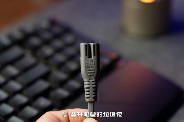 拒绝工位桌面拥挤，轻办公神器，零刻EQR7 mini主机