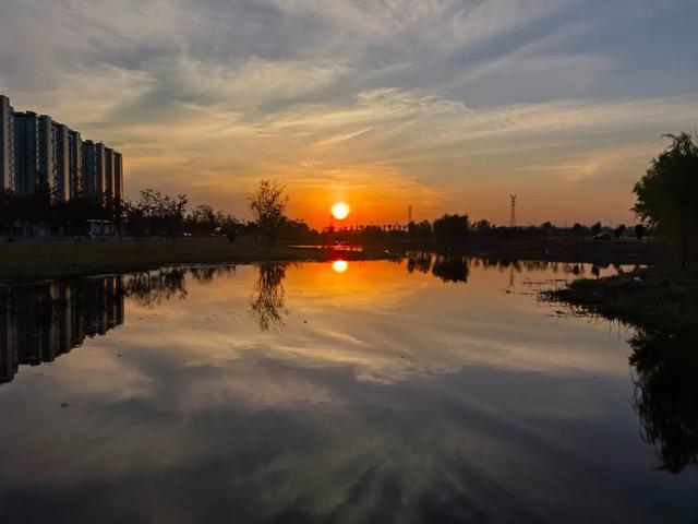 霜染秋深，向暖而行