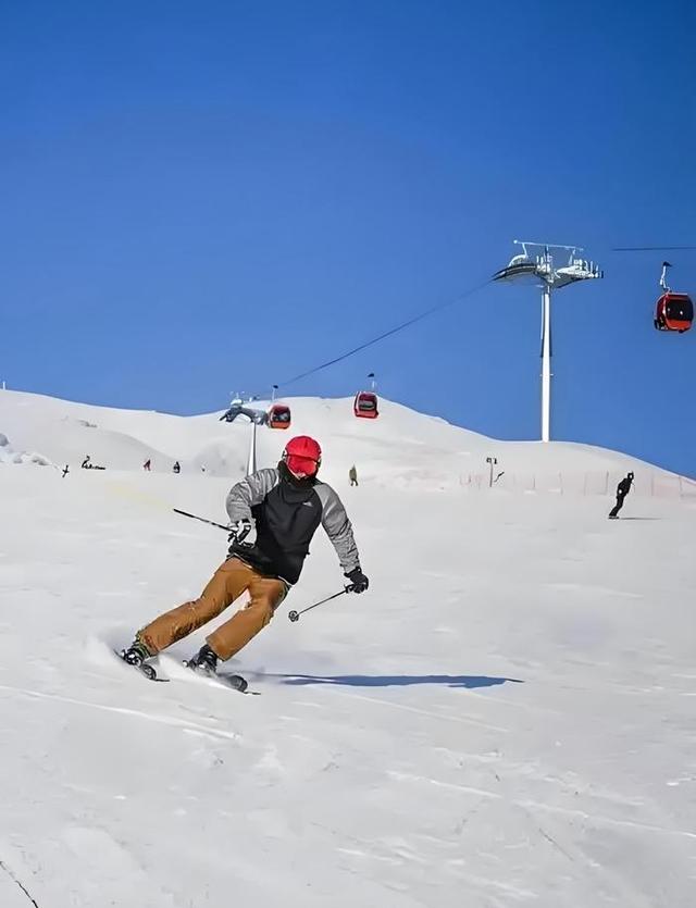 登上新疆云霄峰，一览四国景！