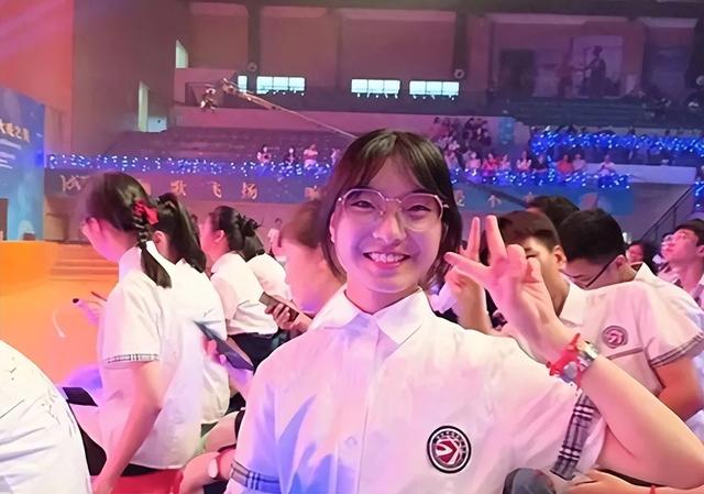 21岁大三女生癌症去世！临终视频曝光：紧握妈妈的手不松开
