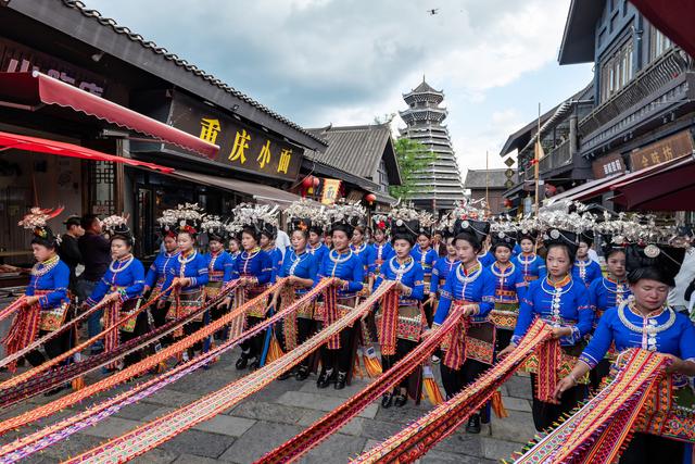 云上丹寨寻非遗：一场与蜡染、古纸和斗鸡的美食之旅