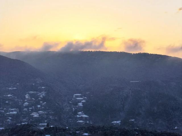 古人诚不欺我！“朝日照积雪 庐山如白云”