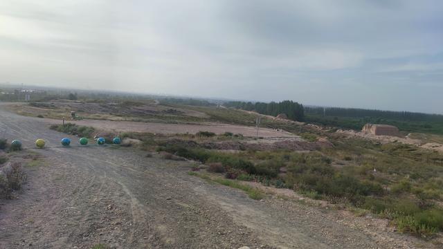 银川明长城遗址，五虎墩隧道上面，城墙断壁残垣，军堡形如土丘