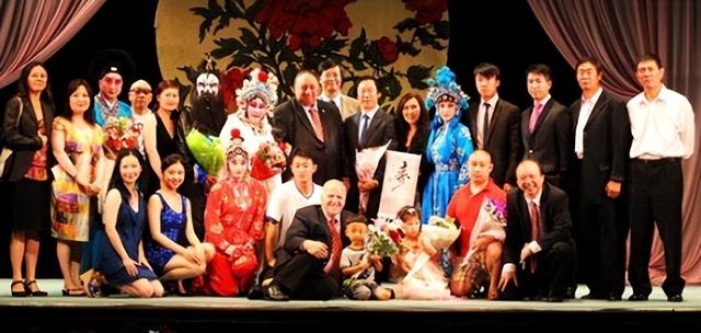 吃里扒外、永不回国？带30名演员留美不归，如今年过花甲归来