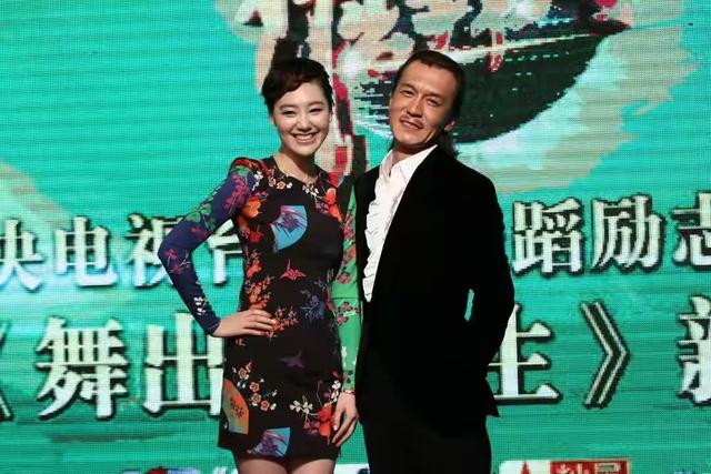 私生活混乱、被央视开除、陪睡上位？王冠身上的标签究竟有多离谱