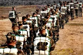 当兵时一床四斤重的军用棉被，陪着我们四年，从深绿色洗到清白色图片