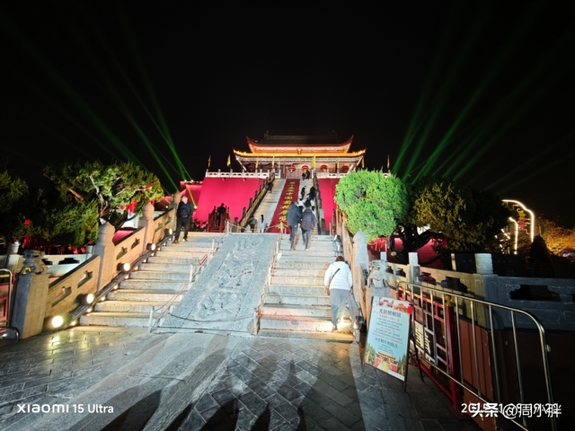 15分钟617人登顶龙亭大殿，传统观光景区迈向沉浸夜游的关键一步