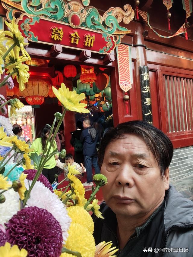讲述我的写作故事43，《2025年开封赏菊记》。