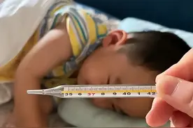 宝宝反复高烧怎么办？家长必学的科学护理指南，避免手忙脚乱！图片