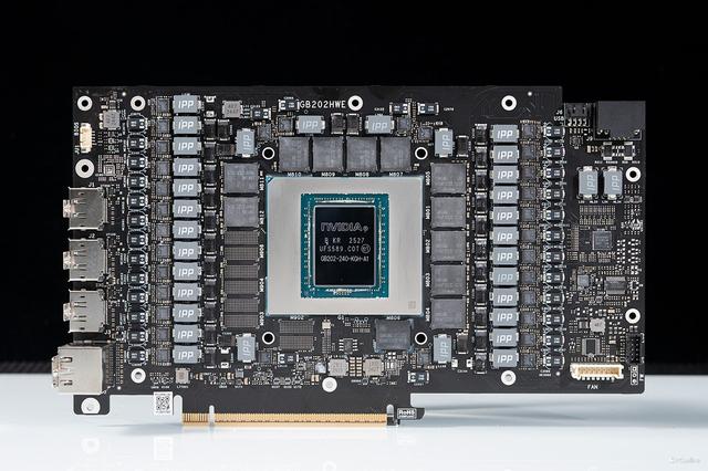 iGame RTX 5090 D v2火神显卡评测：凌厉方正硬汉！性能依旧能打！