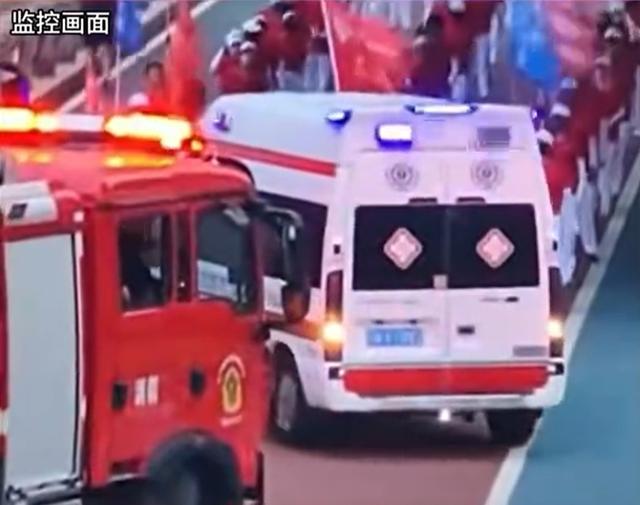消防救护车遇老人徒步团，让路还是倒车？官方回应！网友却不买账