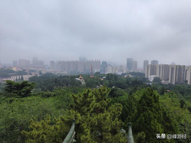 南山公园，烟台人的遛娃胜地，站在山顶的栖云阁看海天一色