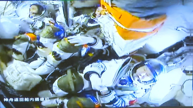 因飞船舷窗出现裂纹！神20航天员乘坐神21飞船返回！已撤离空间站