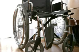 养老的悲哀！68岁大爷哭诉：家有9旬老人，对我来说就是一场苦难图片