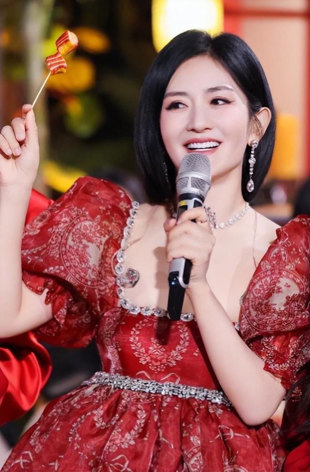 央视中秋晚会落幕:4人零差评,3人翻红,2人升咖,只有她被骂惨