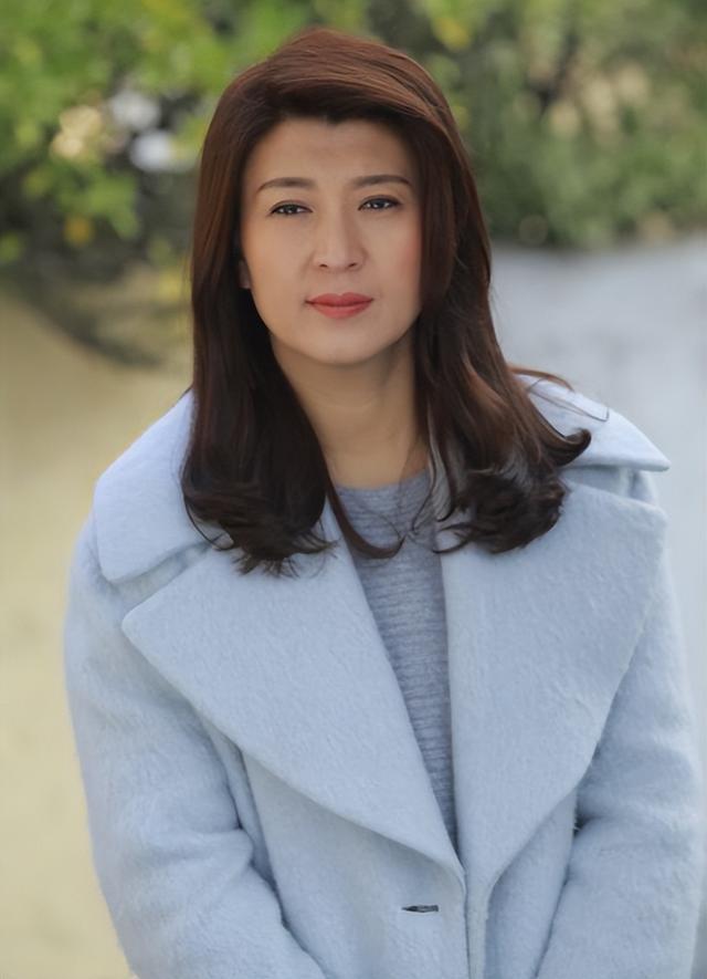 哭穷风波不到一个月，闫学晶祸水再起，倒霉的3个男人是冰山一角