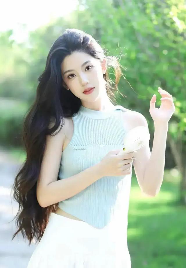 南通一校花美出圈了,清新脱俗,五官精致,倾国倾城,太迷人了!