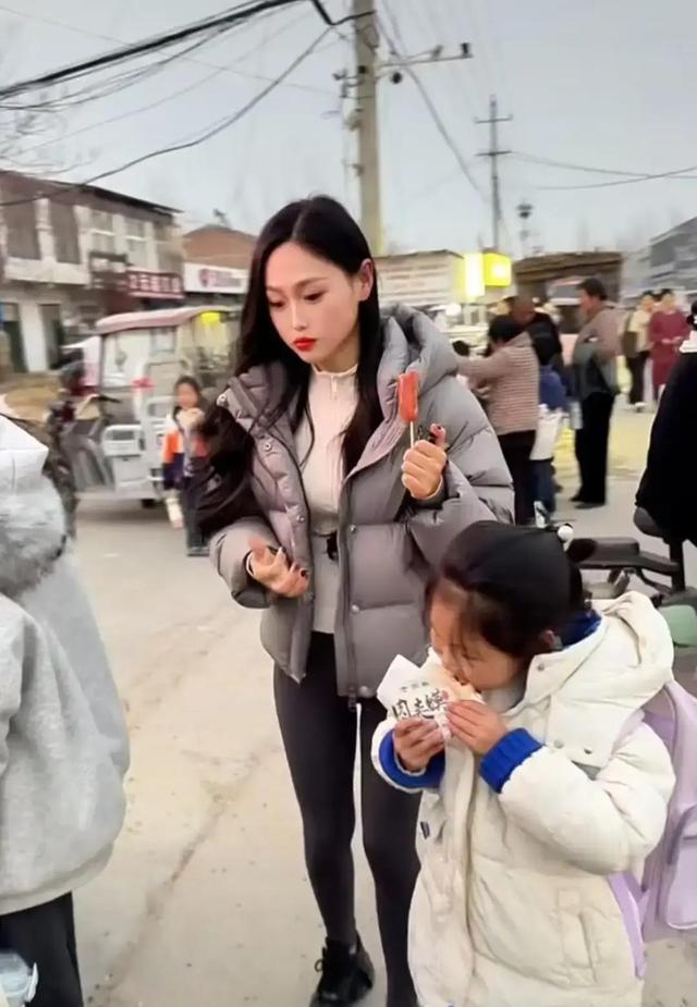 女子穿瑜伽裤赶大集，回头率十足，网友：这装备在村里“超纲”了