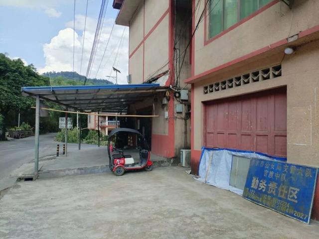 沿合（江）习（水）公路，跨越川黔边界