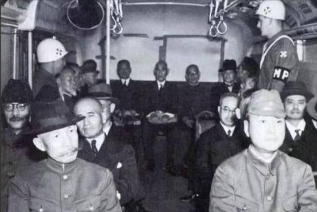 被捏中死穴，日本国内大乱，高市彻底慌了神，紧急讨饶也没用