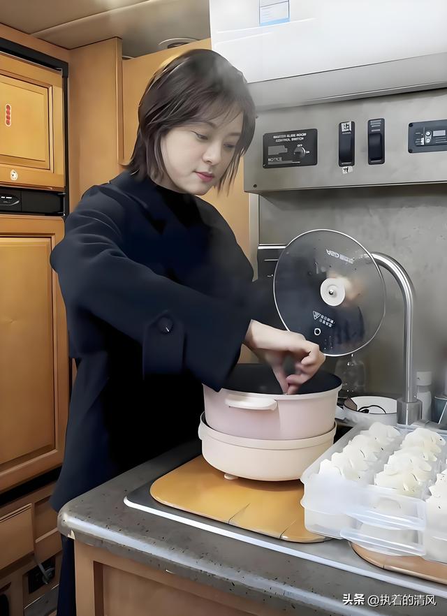 孙俪冬至夜煮饺子，6个饺子青菜和1块红薯，自律到令人佩服
