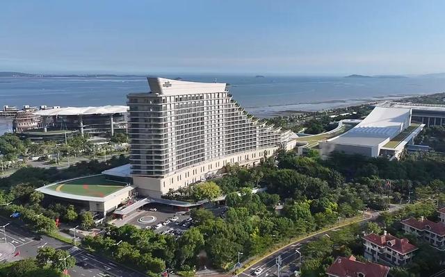 厦门国际会议中心酒店，拥有520间客房和套房，与金门岛近在咫尺