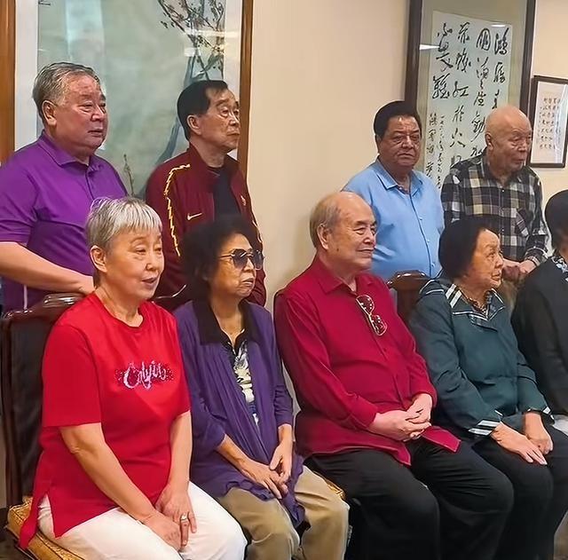 五位相声名家双节聚会！于谦师父辈分高却站着，四位搭档已去世