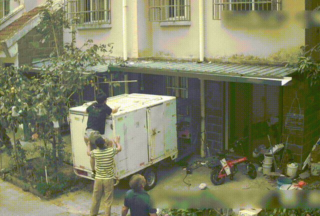 危险！女孩悬在三楼窗外！