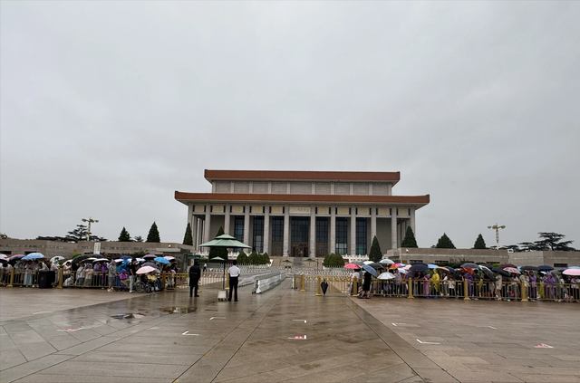 10月9日大雨，北京毛主席纪念堂发生的真人真事，冒雨瞻仰看看吧