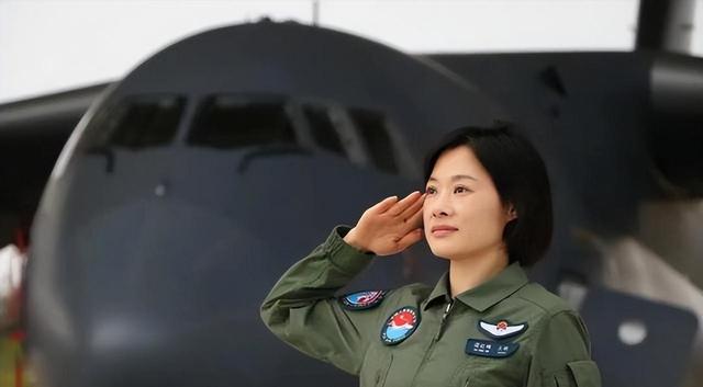 阅兵女机长身份曝光！私生活被扒牺牲太大，老公不简单，央视点名
