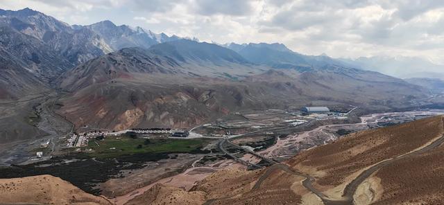 去中国最西的国境线，见证天山和昆仑山交汇处的壮观