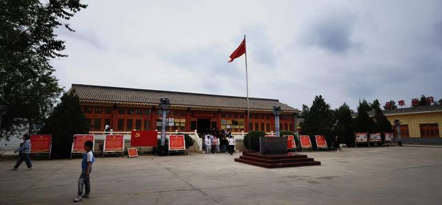 参观武威八步沙六老汉治沙纪念馆