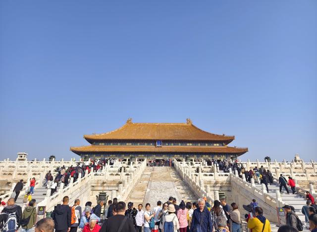 北京旅游第六天，故宫游览不算累，景山俯瞰故宫雾蒙蒙的