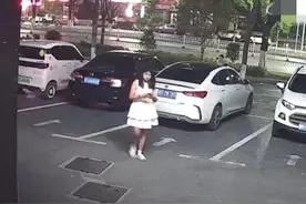 江西景德镇两女孩深夜骑电动车超市抢条烟，疑似未成年图片
