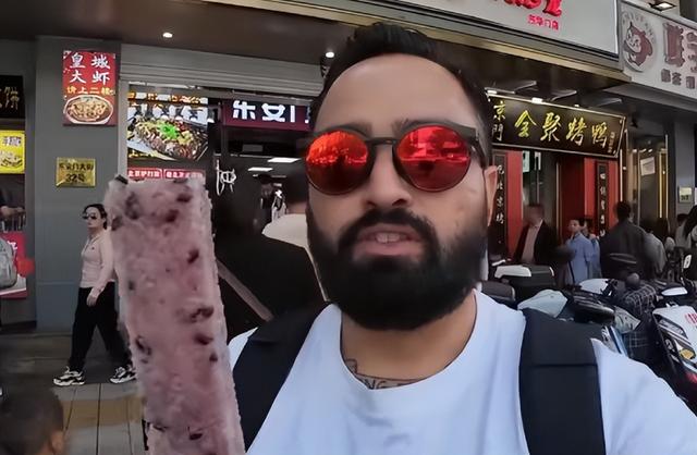 美国博主第一次来中国旅游，一天后直言：中国到处充满“危险”