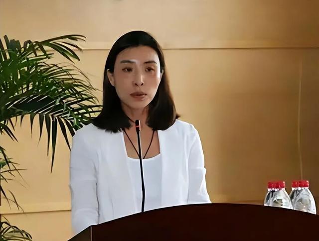 她16岁打工、22岁守寡，却靠一场“压价赌局”，干翻中国快递圈！