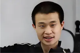 韦东奕父亲身份不一般，母亲是大学教师，为何韦神一月才花三百多图片