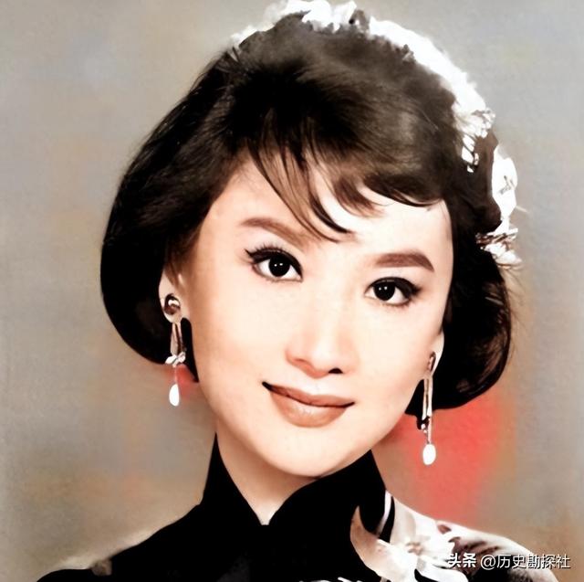 70年代，夏梦等人的罕见合影，她美得无可挑剔，堪称绝代佳人