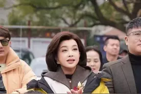 74岁刘晓庆搭档37岁男演员，出演首部短剧《萌宝助攻：五十岁婚宠》图片