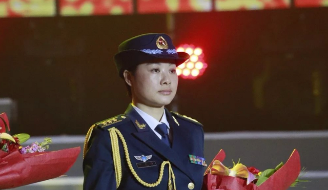 阅兵女机长身份曝光！私生活被扒牺牲太大，老公不简单，央视点名