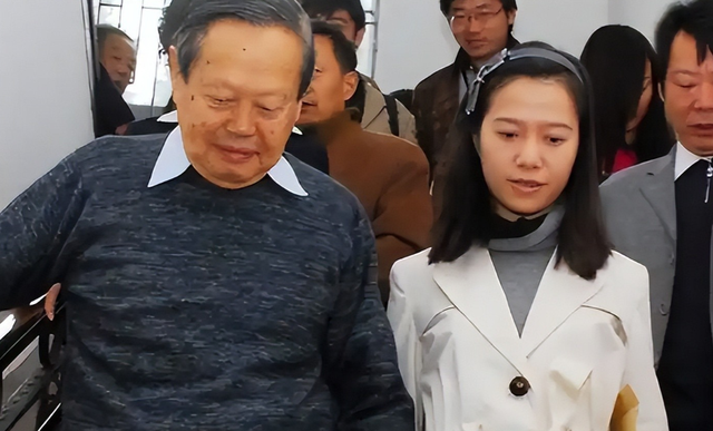 杨振宁去世后，翁帆再发文，49岁无子女的她，早已被安排好了退路