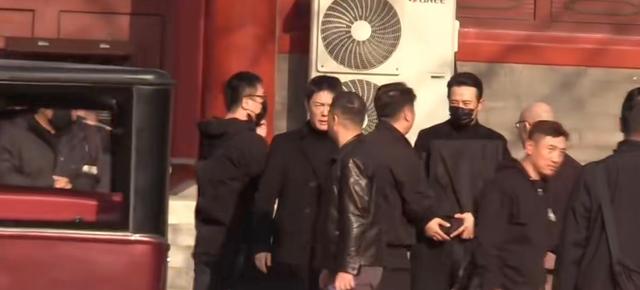 葬礼结束后，唐嫣放缓脚步等罗晋一起就餐，胳膊上还戴着孝