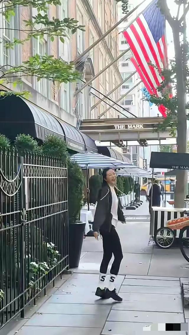 48岁曾黎跑步照疯传！漫画腿抢镜，这状态哪像奔五？