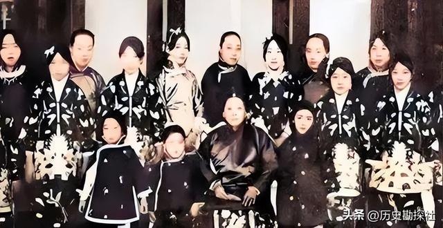 这是袁世凯五姨太的真实样貌，头发稀疏并不貌美，但备受宠爱