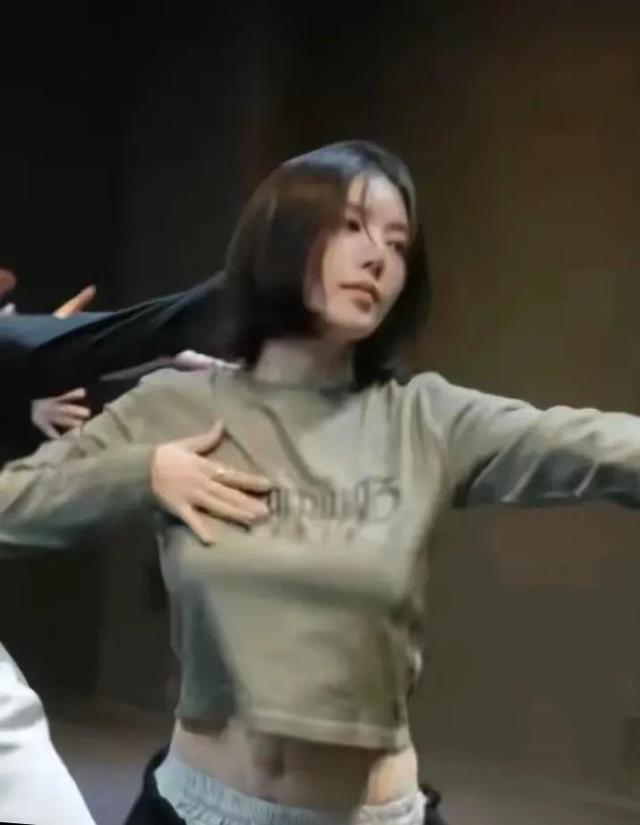 真羡慕权恩妃这种皮肤超白的女生，身材也好，真是绝了！