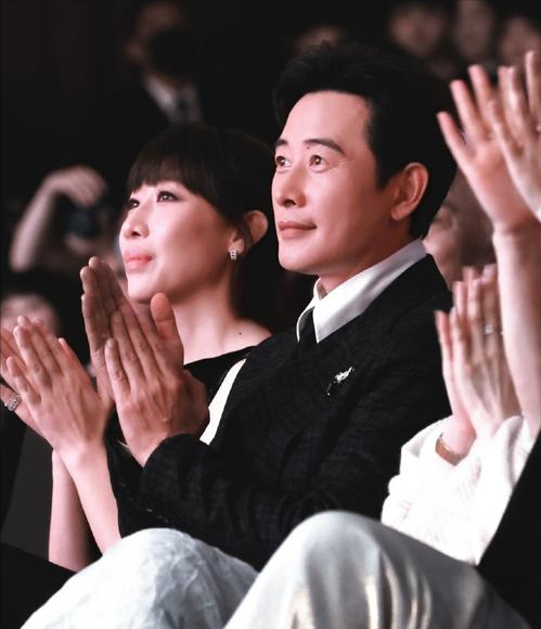 婚变传闻后，罗晋携任素汐与母亲去祈福，撕碎了唐嫣最后一丝体面