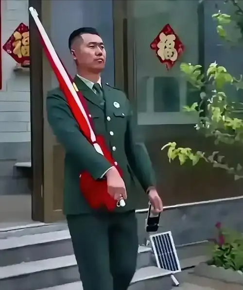 天安门最帅升旗手张自轩转业后，现状十分罕见，如今他后悔了吗？